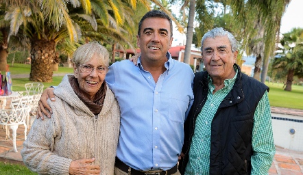  Gerardo Galván junto a sus papás Susana Flores de Galván y Gilberto Galván.