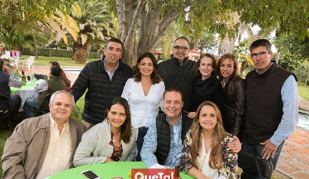  Gerardo y Rocío Galván, Armando y Sofía Rentería, Karina y Mauricio Alcalde, Héctor y Toyita Dávila, José Manuel y Sofía Guerra.