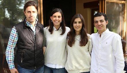  Alejandro Muñoz, Daniela Pérez, Isa Pérez y Santiago Guzmán.