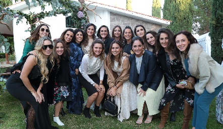  Mercy con todas sus amigas.
