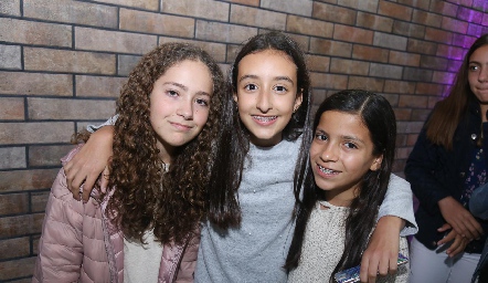  Andrea, Camila y Bárbara.