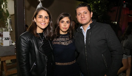  Paola Hernández, Natalia Hernández y Nacho Puente.