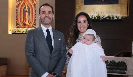  Sofía con sus padrinos, Javier Díaz de León y Adriana Cázares.