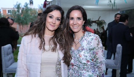  Mercy Lafuente y Adriana Cázares, comadres.