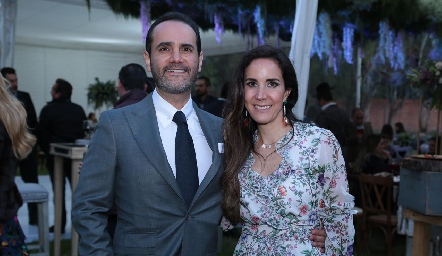  Javier Díaz de León y Adriana Cázares, padrinos de Sofía.