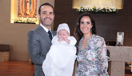  Javier Díaz de León y Adriana Cázares con su ahijada, Sofía.