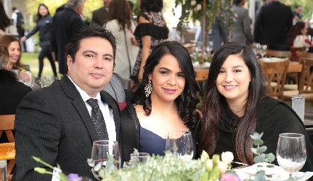  Alejandro Alvarado, Marcela Oliva y Maribel Alvarado.