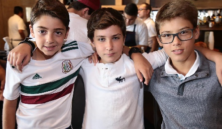  Santiago, Jerónimo y Juan Pablo.