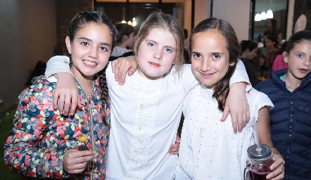 Mía, Emilia y Cristy.