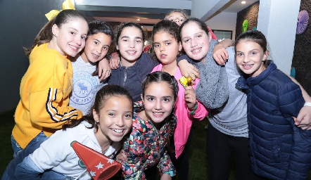  Anna Astrid, María, Camila, Yezmín, Kamila, Roberta, Ana Pau y Mía.
