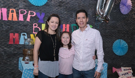  Manola con sus papás, Anabel Gómez y Misael Figueroa.