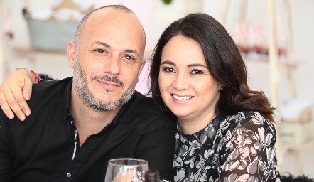  Toño Torre y Georgina Stevens.