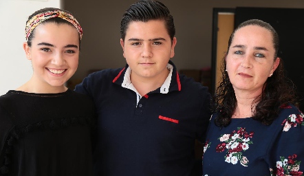  Paulina y Santiago Canseco y Maricruz Suárez.