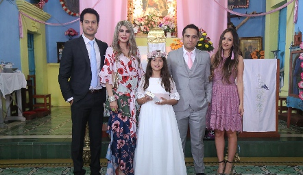  María Emilia con sus papás y padrinos.