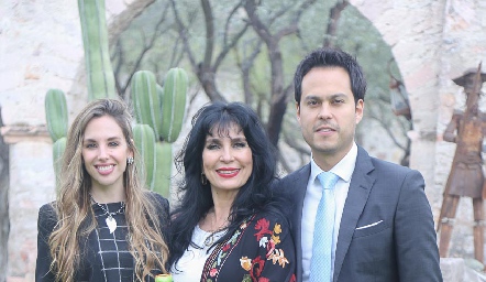  Melisa Compean, Elizabeth Rodríguez y Beto Berrones.