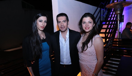  Felipe Peña con Fabiola y Brenda Garza.