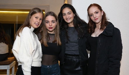  Isa Galván, Joaquina Morales, Lorenza Gárate y Ale Ocaña.