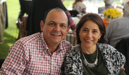  Héctor Villalobos y Rebeca Córdova.