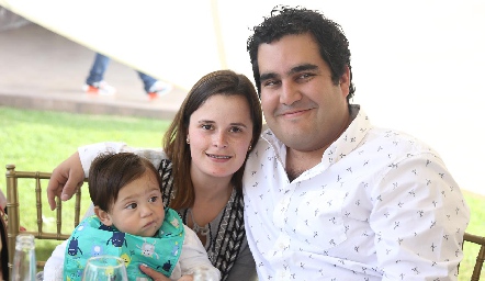  Ana Meade y Rodrigo Poumian con su hijo José Manuel.