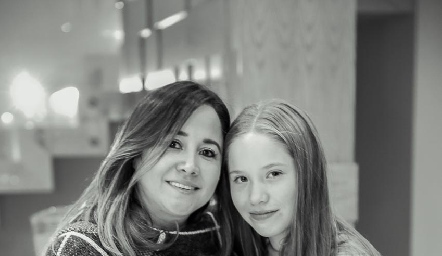  Guadalupe y Annie Murphy Flores.
