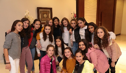  Junto a sus mejores amigas.