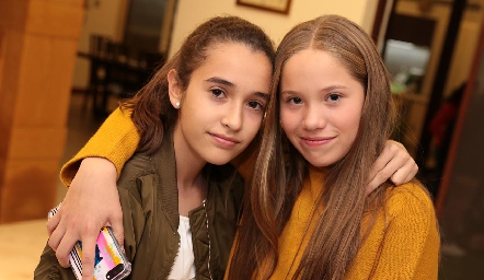  Sofía Garza y Annie Murphy.