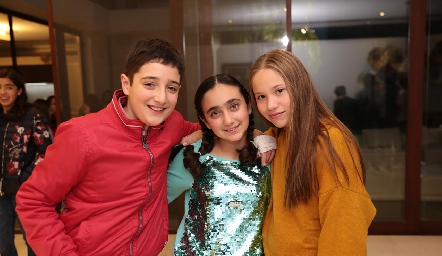  Lalo Flores, Sofía Flores y Annie Murphy.