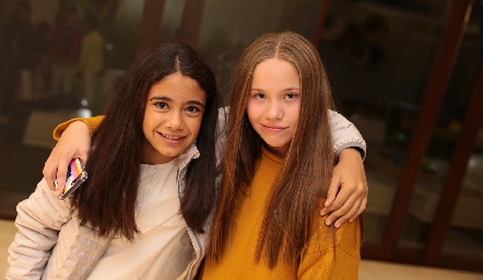  Constanza Sarquis y Annie Murphy.
