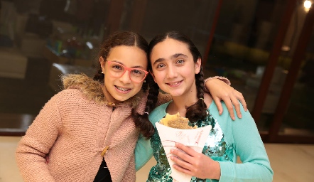  Mariana Ramírez y Sofía Flores.