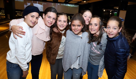  Luciana con sus amigas.