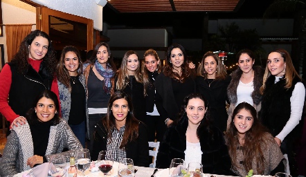  Fer Castillo con sus amigas.