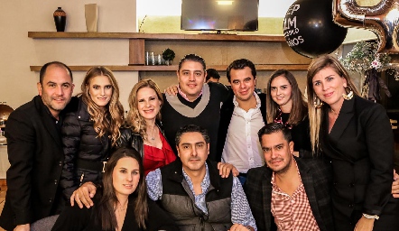  David Cortés festejando su cumple con sus amigos.