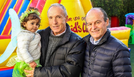  Ivanna con sus abuelos Jaime Díaz Infante y Toño Gutiérrez.