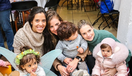  Estefanía Díaz Infante, Monze Martell y Miriam Huber con sus hijos Ivanna, Julián y Raquel.