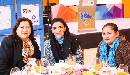  María del Carmen Negrete, Carolina Cortés y Verónica Martínez.