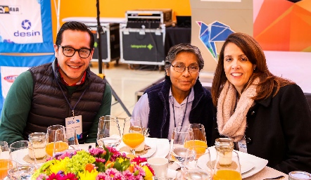  Ernesto Chavarría, María Anastasia y Laura de la Rosa.