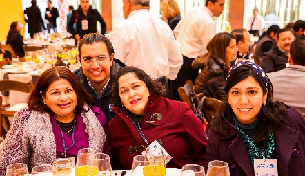  Emma Rodríguez, Pepe Sánchez, María de los Ángeles Rodríguez y Laura Mendoza.