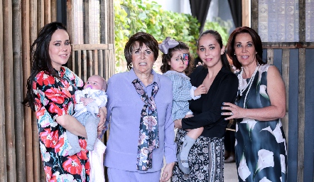  4 generaciones, Sofía Estrada, Lucila Hernández, Lourdes Quezada, Renata Hernández, Isabela Estrada y Lourdes Alcalde.