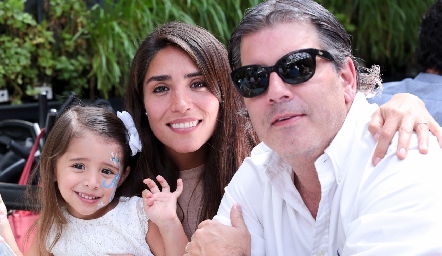  Adry Botello y Nicolás Garford con su hija.
