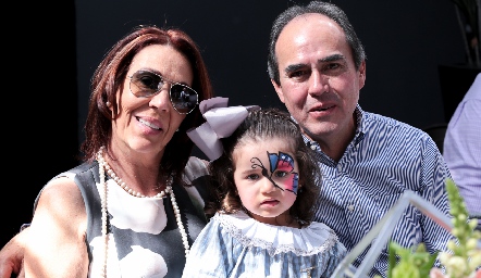  Lourdes Alcalde y Enrique Estrada con su nieta Renata.