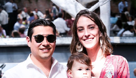  Guillermo Rodríguez y Patricia Dávila con su hija Olivia.