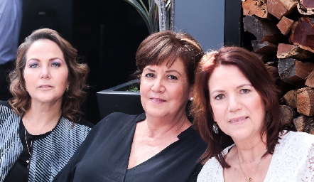  Verónica, Dora y Angélica Vega.