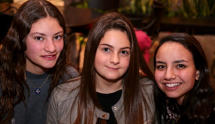  Daniela Humara, Daniela Ordiozola y Carolina Meade.