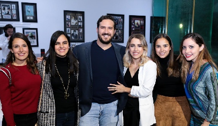  Los novios con las amigas de Ana Gaby.