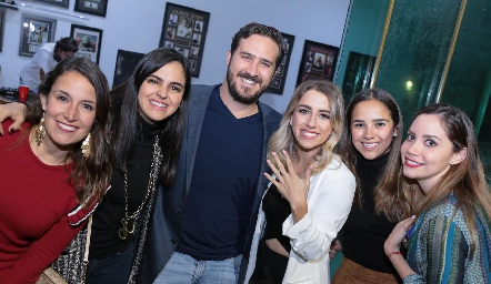  Ro Valle con su prometida Ana Gaby Ibarra y sus mejores amigas.