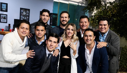  Los novios con los amigos de Ro.