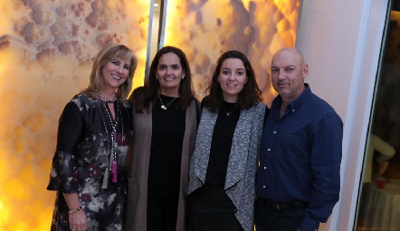  Maru Bárcena, Gabriela Villanueva, Gaby y Carlos González.