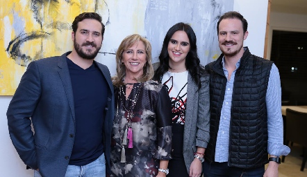  Maru Bárcena con sus hijos, Ro, Cuque y Pato Valle.