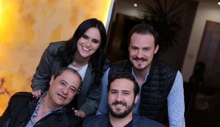  Héctor Valle con sus hijos, Cuque, Pato y Ro.