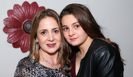  Denisse Bertram y Daniela Odriozola.
